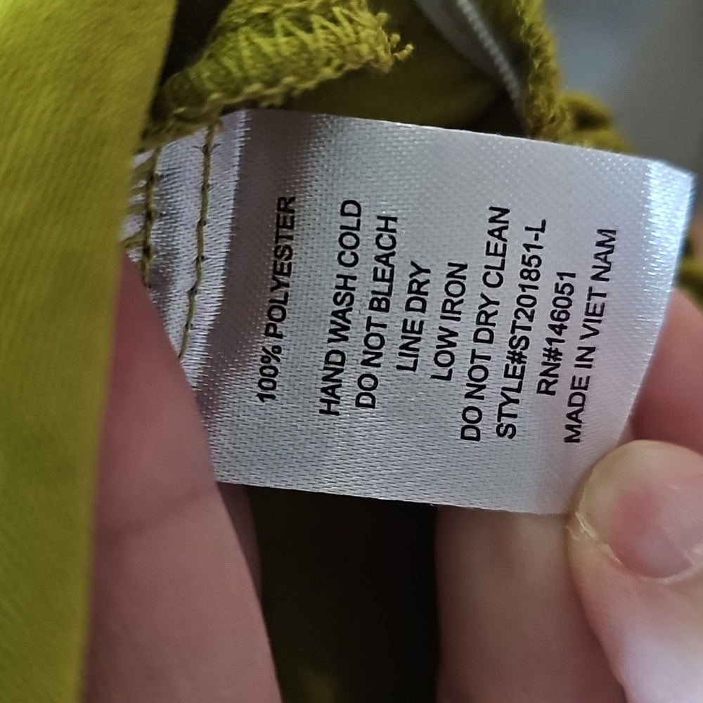 NWOT Olive Green Sleeveless Crop Top With Wooden Buckle - Picture 5 of 5